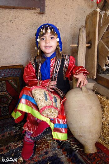 لباس کردی دخترانه نشانگر هنر و فرهنگ ایرانی است.