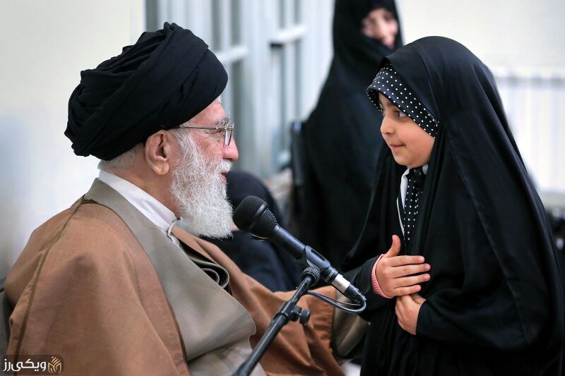پرونده:دیدار-با-رهبری1.jpg